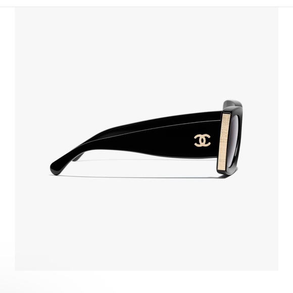 These sunglasses are in perfect condition! I’m just looking for something new! - Picture 2 of 7